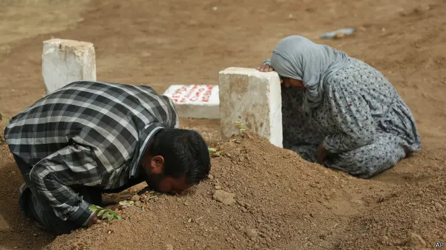 امرأة كردية تبكي أخاها الذي قتل في مواجهات مع مسلحي تنظيم "الدولة".