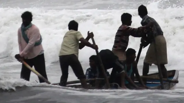 هندي چارواکو اوریسا او اندرا پردېش کې ښکاریانو ته ویلي، چې له سمندره لیرې شي