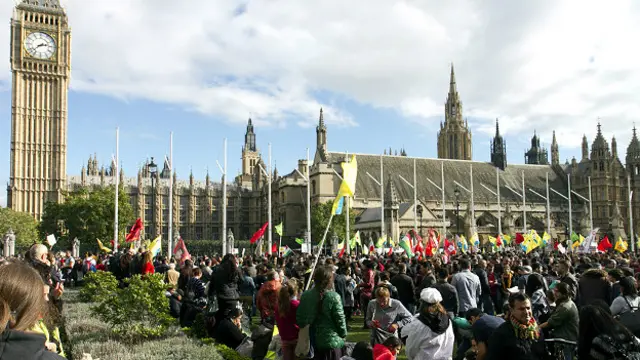 شماری از هواداران کردهای کوبانی در مقابل پارلمان بریتانیا تظاهرات کردند