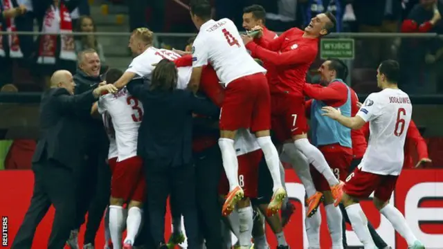 Pemain Polandia setelah pertandingan yang mengalahkan Jerman