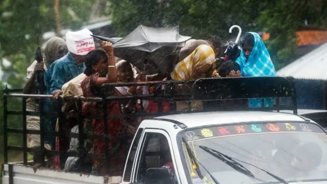 معمولاً د هند په ختيځو سمندرغاړو سیمو او بنګله دېش کې د اپریل او نومبر میاشتو ترمنځ توپاني څپې پیدا کېږي، چې مالي او ځاني زیانونه اړوي.