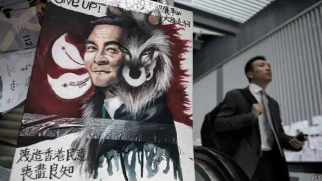 香港金钟政府总部外一幅讽刺梁振英的漫画（10/10/2014）