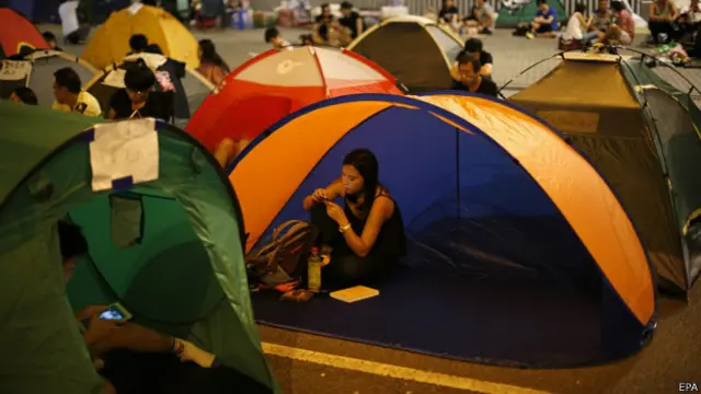 香港“占领中环”行动金钟占领区内示威者于帐篷中度宿（11/10/2014）