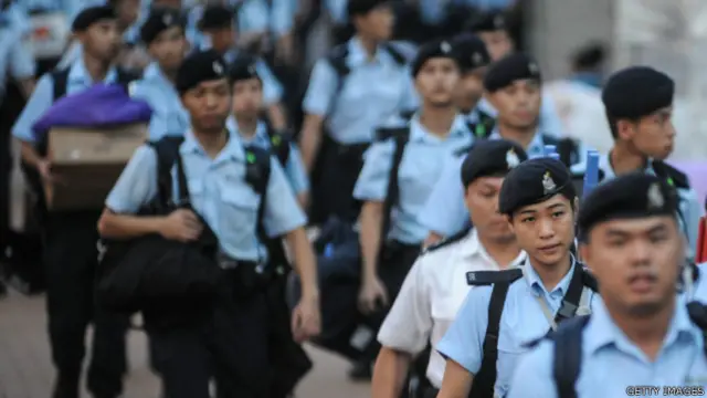 一批警员进出香港行政长官办公室（3/10/2014）