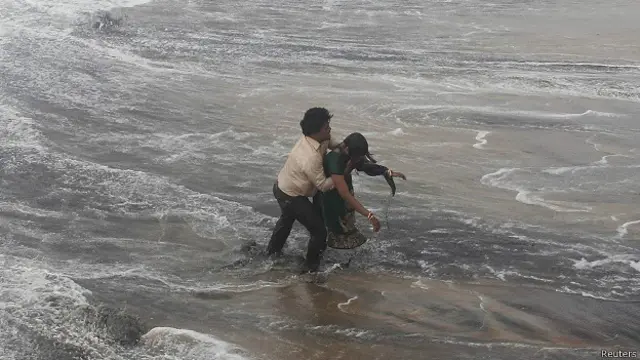 وشاكھاپٹنم کے ساحلی علاقوں سے گزرتے ہوئے اس طوفان میں 205 کلومیٹر فی گھنٹے کی رفتار سے تیز ہوائیں چلتی رہیں