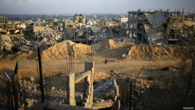 اسرائیلی فوجوں کی شدید بمباری کے بعد غزہ کے کچھ محلے زلزلہ زدہ علاقے کا منظر پیش کر رہے ہیں۔