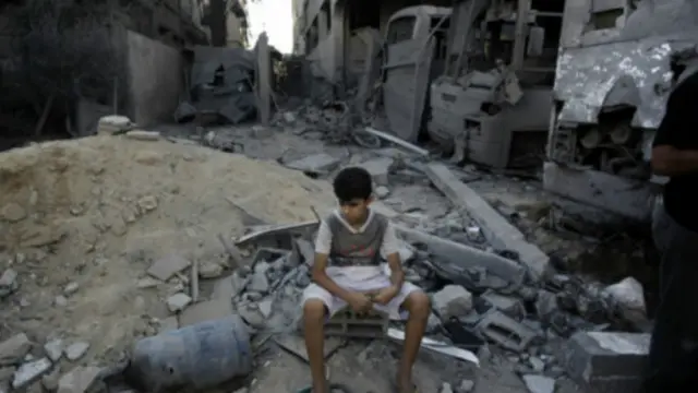 Sebagian besar infrastruktur di Jalur Gaza hancur akibat konflik selama tujuh pekan, tiga bulan lalu.