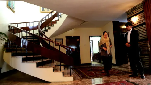 رولا غنی در دفتر کارش