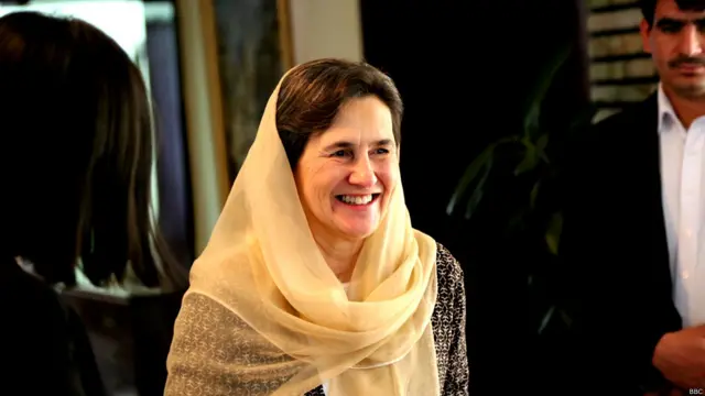 او زنی خوش برخورد و خنده رو است که به فارسی و شش زبان دیگر صحبت می کند