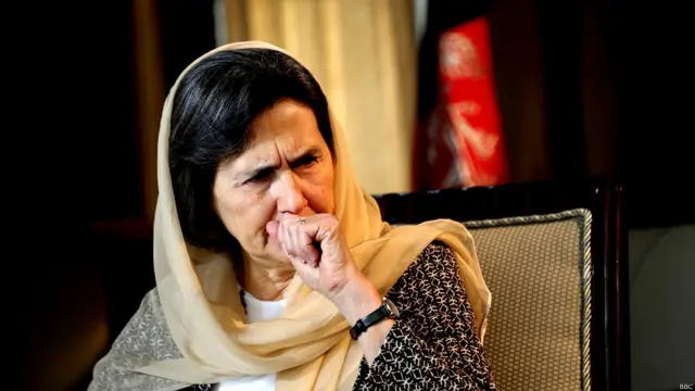 رولا غنی می گوید چالش های زیادی فراراه زنان وجود دارد و برای همین زنان باید خودشان برای خود تصمیم بگیرند.