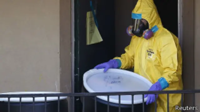 Hombre en traje protector retira contenido de depertamento en el que paró Duncan (6 de octubre de 2014)