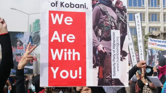 مظاهره چیانو داسې تصویرونه هم لېږدول چې د کوباني له خلکو سره په کې خواخوږي او ملاتړ څرګند شوی و. 