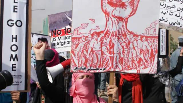 په دې مظاهرې کې د ښځو شمېر هم ډېر و.
