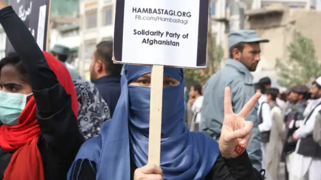 مظاهره چیانو هغو امریکايي پوځیانو ته د جزا ورکولو غوښتنه کوله چې په وینا ملکي کسان یې وژلي دي. 