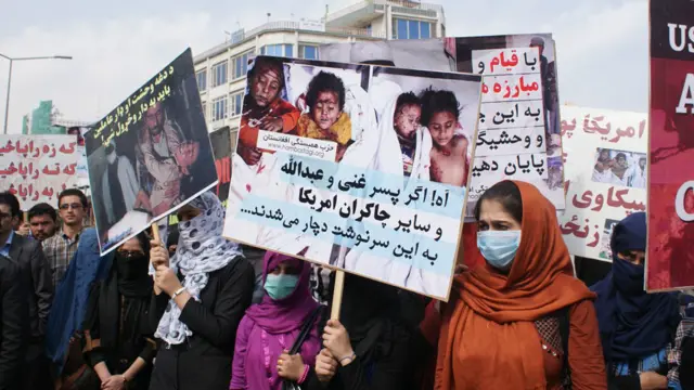 مظاهره کوونکو د هغو کسانو تصویرونه هم لېږدول چې په افغانستان کې د بهرنیو ځواکونو د هوايي بمباریو ښکار شوي دي.