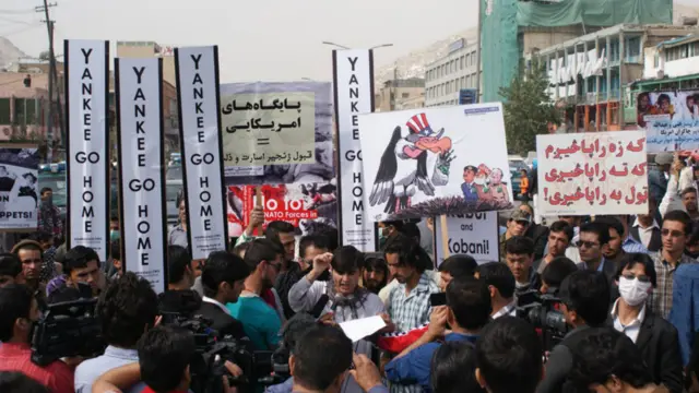 د مظاهره کوونکو استازو له خبري رسنیو سره په خبرو کې خپلې غوښتنې وکړې.