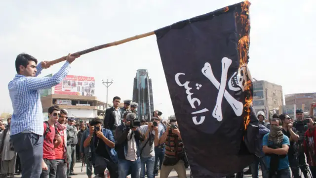 مظاهره چیانو د اسلامي دولت "داعش" بیرغ ته هم اور واچاوه.