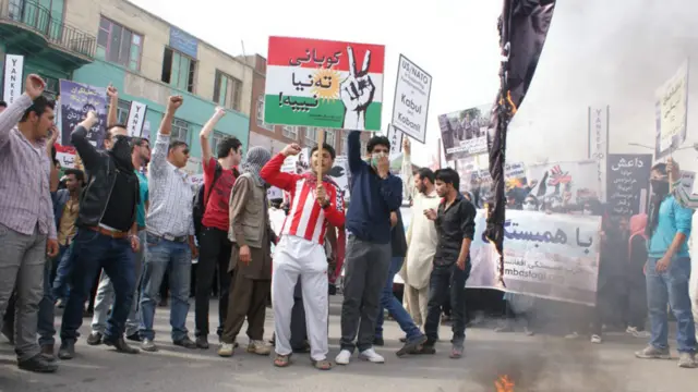 د دې مظاهرې یوه موخه د داعش ډلې له خوا د کوباني د خلکو د وژنې غندنه هم وه.