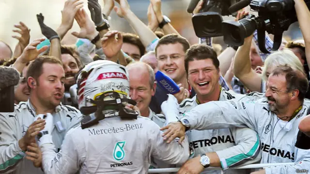 Hamilton disambut tim Mercedes dalam luapan kegembiraan.
