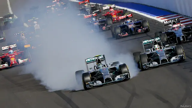 Hamilton memimpin sejak awal, kendati sempat terancam oleh Rosberg.