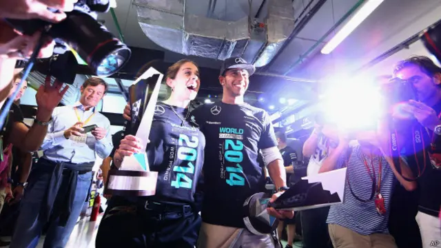 Hamilton bersama tim Mercedes, usai penyerahan piala juara dunia konstruktor.