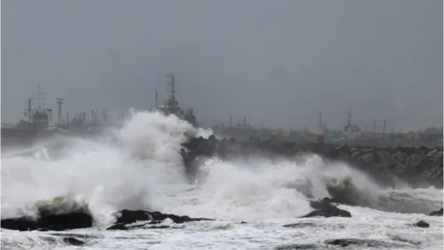اس دوران ریاست آندھراپردیش اور اڑیسہ میں سینکڑوں درخت جڑ سے اکھڑ گئے اور بجلی کے تار زین پر آگرے جس سے بجلی گُل ہو گئی۔