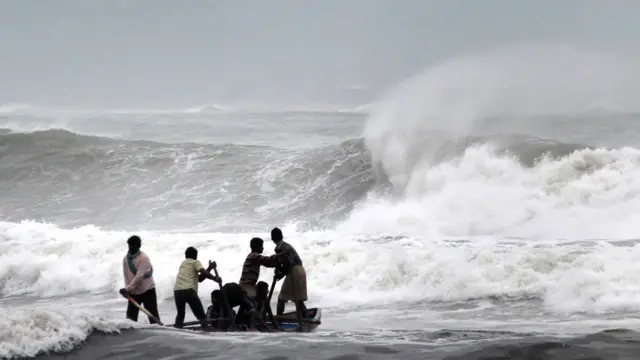 آندھرا پردیش میں اب تک تین افراد کے ہلاک ہونے کی اطلاع ہے۔اس طوفان میں 205 کلومیٹر فی گھنٹے کی رفتار سے تیز ہوائیں چل رہی ہیں۔