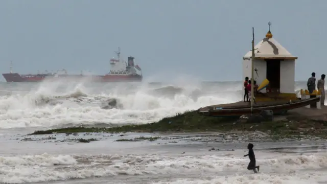 خلیج بنگال سے اٹھنے والا سمندری طوفان ہدہد بھارت کے مشرقی ساحلوں سے ٹکرا گیا ہے جس سے شدید نقصان ہوا ہے اور تقریباً تین لاکھ افراد کو محفوظ مقامات پر پہنچایا گیا ہے۔ 