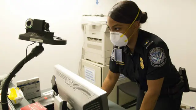 Проверка на наличие вируса в аэропорту в Нью-Йорке