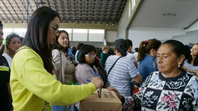 Mujer votando en Bolivia