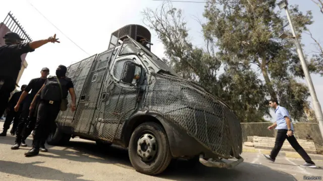 Polisi menggrebek kampus, menangkapi para aktivis.