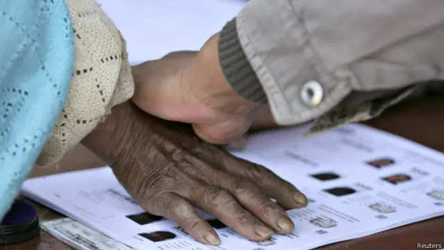 Toman huella dactilar de una mujer