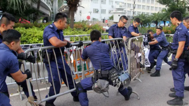 香港警员在“占领中环”行动金钟占领区靠近湾仔一侧清理路障（13/10/2014）