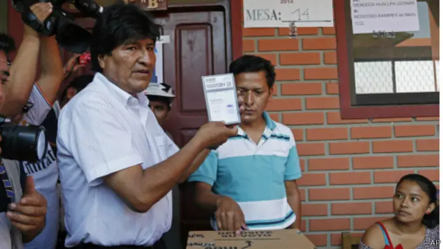 Evo Morales populer karena kebijakan-kebijakan populisnya, termasuk membangun sistem transportasi di La Paz.