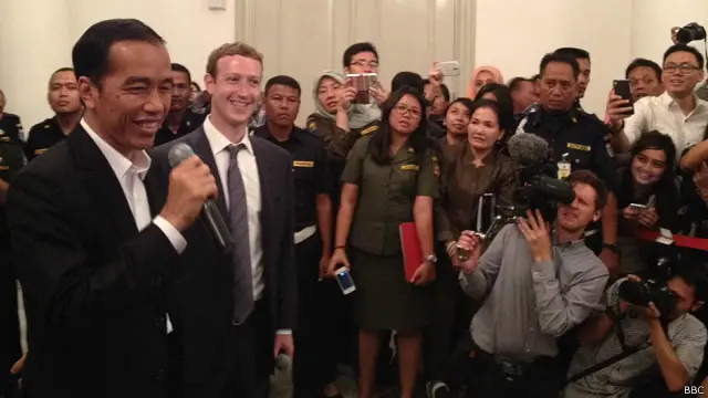 Presiden terpilih, Joko Widodo dan pendiri Facebook Mark Zuckerberg memberikan keterangan pers di Jakarta.
