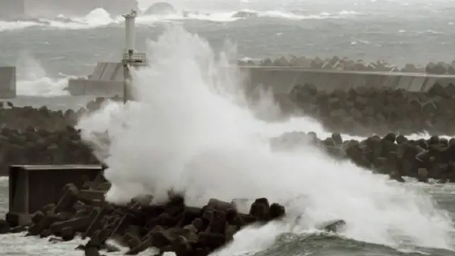 Sebelum Topan Vongfong, pekan lalu Jepang dilanda Topan Phanfone yang menyebabkan sembilan orang meninggal dunia.