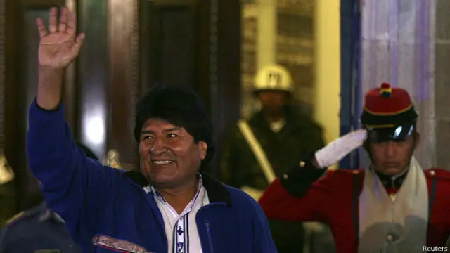 Evo Morales saluda