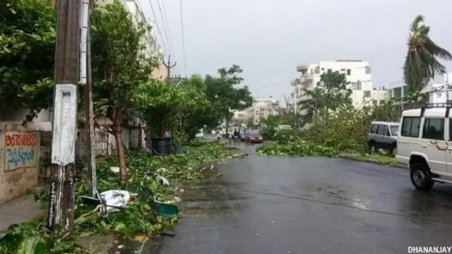 समुद्री तूफ़ान हुदहुद का असर