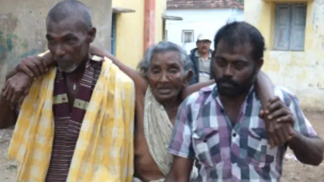 समुद्री तूफ़ान हुदहुद से प्रभावित लोग