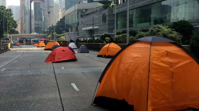 香港“占领中环”行动参与者在金钟道上架起多顶帐篷（BBC中文网图片13/10/2014）