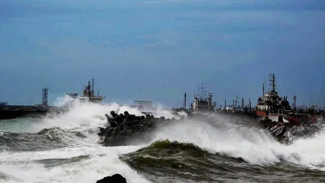 हुदहुद तूफ़ान का असर