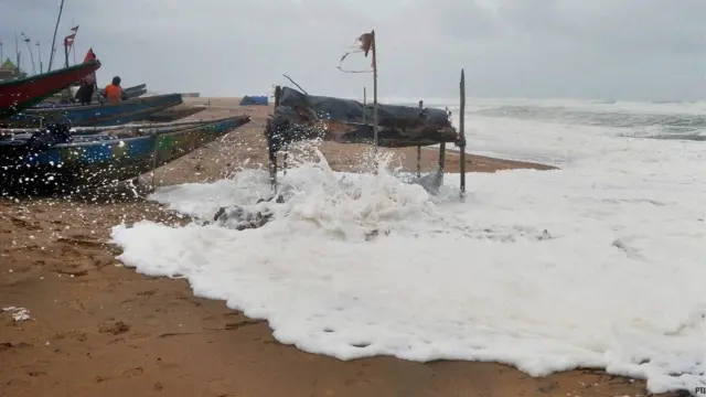 हुदहुद तूफ़ान का असर