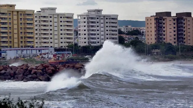 हुदहुद तूफ़ान का असर