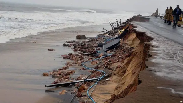 हुदहुद तूफ़ान का असर