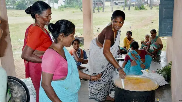 हुदहुद तूफ़ान का असर