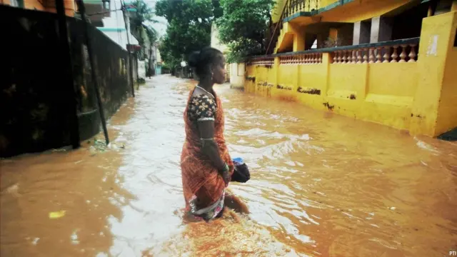हुदहुद तूफ़ान का असर