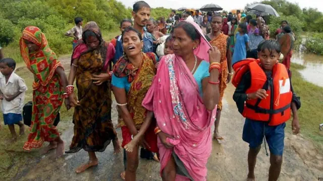 हुदहुद तूफ़ान का असर