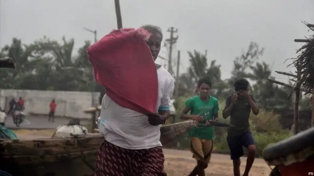 हुदहुद तूफ़ान का असर