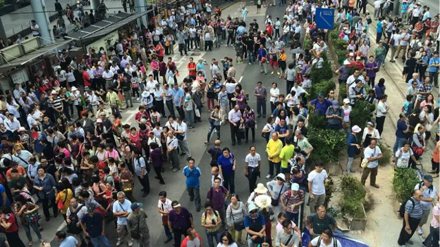 反对“占领中环”行动示威者在金钟道上集结要求警方开路（BBC中文网图片13/10/2014）