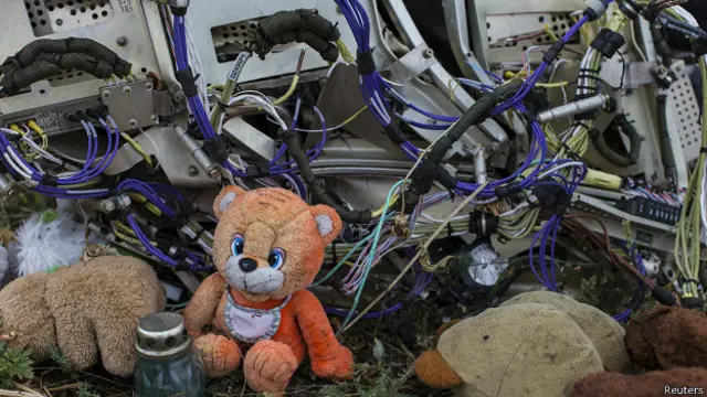 Обломки и игрушки на месте гибели MH17 под Донецком